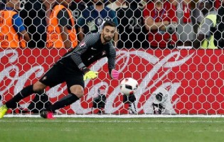 Rui Patrício celebra 50ª internacionalização por Portugal com penalti defendido na passagem à meia-final