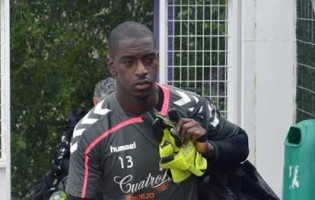 Bruno Varela assina pelo Vitória FC