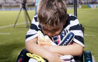 Vaná Alves vem para o Feirense e deixa jovem com doença rara a chorar inconsolávelmente