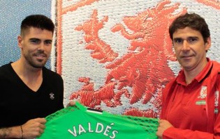 Víctor Valdés assina pelo Middlesbrough FC