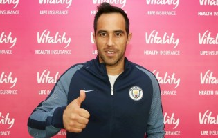 Claudio Bravo assina pelo Manchester City FC