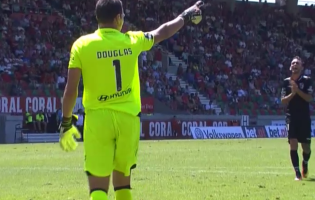 Douglas Jesus garante 3 pontos com 2 belas defesas – CS Marítimo 0-2 Vitória SC