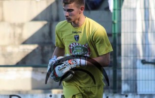 Elísio Pais estreia-se como profissional aos 18 anos pelo Académico de Viseu