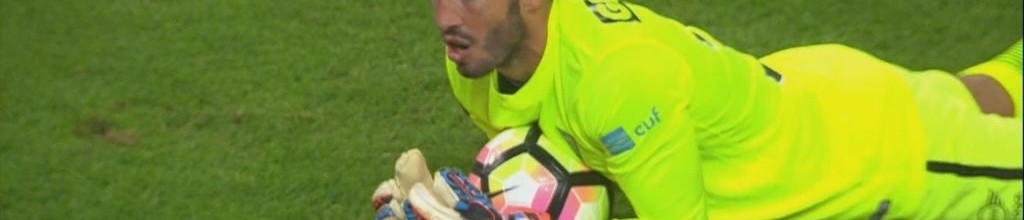 José Moreira brilha com 10 defesas no FC Porto 1-0 Estoril Praia