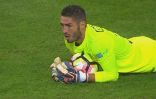 José Moreira brilha com 10 defesas no FC Porto 1-0 Estoril Praia