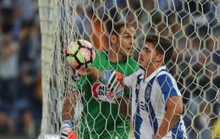 Kamran Aghayev estreia-se com três defesas e um erro pelo Boavista FC