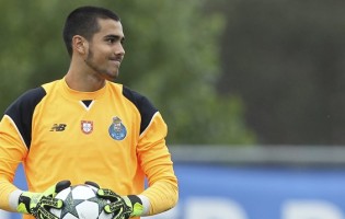 Diogo Costa renova pelo FC Porto aos 17 anos