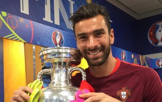 Rui Patrício nomeado para a Bola de Ouro ao lado de Buffon, Neuer e Lloris