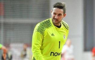 Hugo Figueira apura SL Benfica para a EHF Cup com 19 defesas