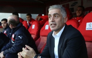 Antonios Nikopolidis treina equipa de refugiados