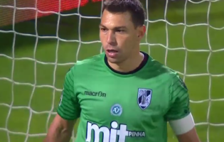 Douglas Jesus protagoniza bela defesa no Vitória SC 1-1 GD Chaves