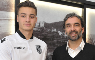 Daniel Figueira assinou contrato profissional com o Vitória SC