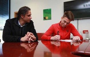 Diogo Garrido assina contrato profissional com o SL Benfica aos 17 anos