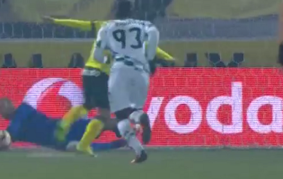 Giorgi Makaridze defende penalti no FC Paços de Ferreira 0-2 Moreirense FC