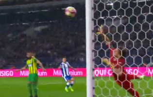 Cláudio Ramos sofre e destaca-se em 5 defesas – FC Porto 4-0 CD Tondela