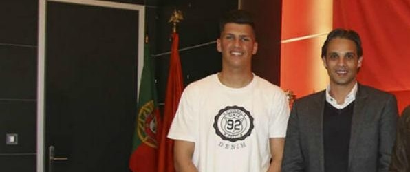 Daniel Azevedo assina contrato profissional com o SL Benfica