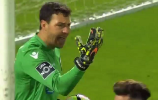 Douglas Jesus destaca-se no Vitória SC 0-2 FC Porto