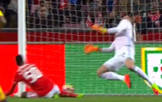 Júlio César impede auto-golo em defesa espetacular de peito – SL Benfica 3-0 FC Arouca