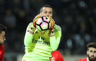 Júlio César elogiado por Rui Vitória por atitude desde o banco de suplentes