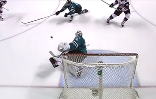 Martin Jones faz defesa e agarra disco de forma quase impossível