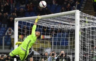 Anthony Lopes erra nos golos mas vale apuramento em 8 defesas – AS Roma 2-1 Lyon