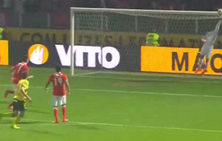Ederson Moraes faz-se valer pela ponta dos dedos em boa defesa – FC Paços de Ferreira 0-0 SL Benfica