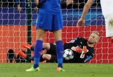 Kasper Schmeichel defende dois penaltis nas duas mãos, estabelece recorde e coloca Leicester nos quartos-de-final