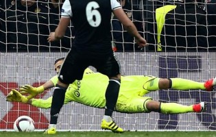 Anthony Lopes brilha com várias defesas e dois penaltis parados e leva Lyon à meia-final