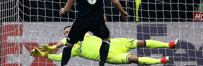 Anthony Lopes brilha com várias defesas e dois penaltis parados e leva Lyon à meia-final
