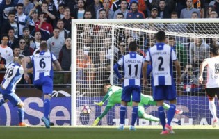 Diego Alves defende 21º penalti na La Liga e amplia recorde