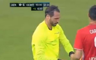 Hugo Almeida veste a pele de guarda-redes e AEK chega à final da Taça da Grécia