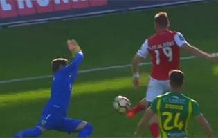 Cláudio Ramos festeja permanência com saída arrojada – CD Tondela 2-0 SC Braga