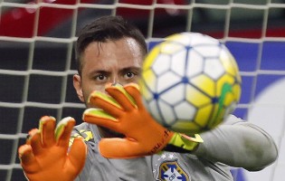 Ederson Moraes convocado no regresso de Diego Alves à seleção Brasileira