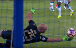 Pepe Reina espetacular em defesa de velocidade de reação – Napoli 4-1 Fiorentina