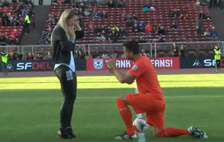 Romuald Peiser propõe companheira em casamento antes de jogo