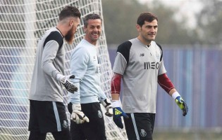 Rui Barbosa deixa FC Porto com triunfo em recorde de Iker Casillas e convocação de José Sá