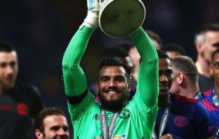 Sergio Romero conquista Europa League e termina temporada com números assinaláveis