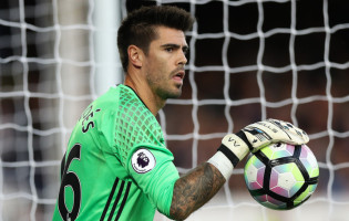 Víctor Valdés acordou rescisão mútua com o Middlesbrough FC