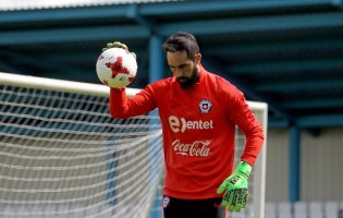 Claudio Bravo, Johnny Herrera e Cristopher Toselli convocados pelo Chile para a Taça das Confederações