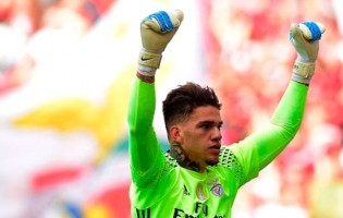 Jan Oblak e Ederson Moraes: baliza do SL Benfica rendeu 56 milhões em três anos