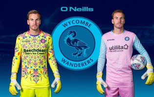 Barry Richardson desenhou camisola de guarda-redes do Wycombe para “distrair avançados”