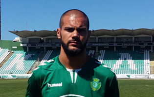 Cristiano Figueiredo assina pelo Vitória FC