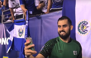 Derby Carrillo: guarda-redes de El Salvador acedeu pedidos até ao último adepto deixar o estádio