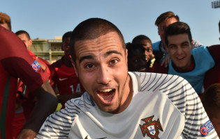 Diogo Costa e Daniel Figueira vice-campeões sub-19 da Europa com cinco golos sofridos