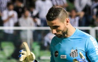 Vanderlei Farias sofreu duas lesões, defendeu penalti, jogou 90 minutos e foi o melhor em campo