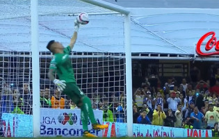 Alfredo Saldívar faz defesa espetacular em penalti à Panenka