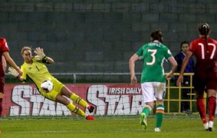 Emma Byrne retira-se das balizas aos 38 anos