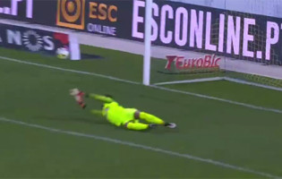 José Moreira fecha baliza com duas defesas num minuto – Estoril 3-0 Vitória SC