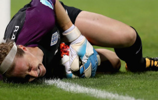 Karen Bardsley jogou quinze minutos com a perna partida