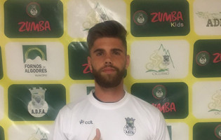 Matthew Nogueira assina pelo Fornos de Algodres